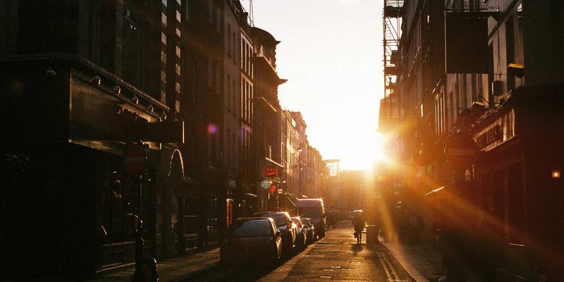 天津婚礼跟拍风格全解析：纪实、胶片、电影感，如何根据新人故事选择最佳摄影团队？